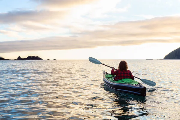 Fille Kayak Dans Océan Pacifique Lors Coucher Soleil Été Nuageux — Photo