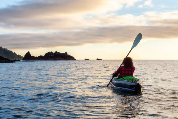 Niña Navegando Kayak Océano Pacífico Durante Una Nublada Puesta Sol —  Fotos de Stock