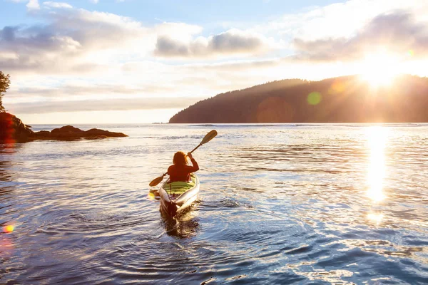 Niña Navegando Kayak Océano Pacífico Durante Una Nublada Puesta Sol — Foto de Stock