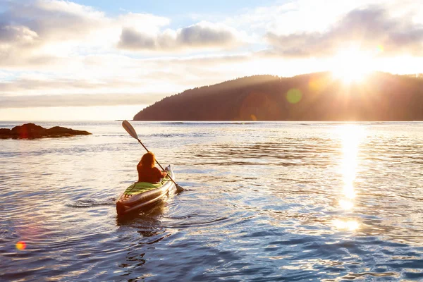 Fille Kayak Dans Océan Pacifique Lors Coucher Soleil Été Nuageux — Photo