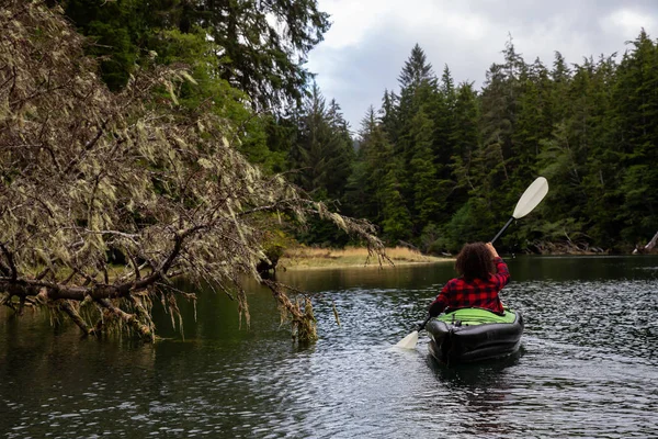 Fille Kayak Dans Une Rivière Par Une Journée Nuageuse Été — Photo