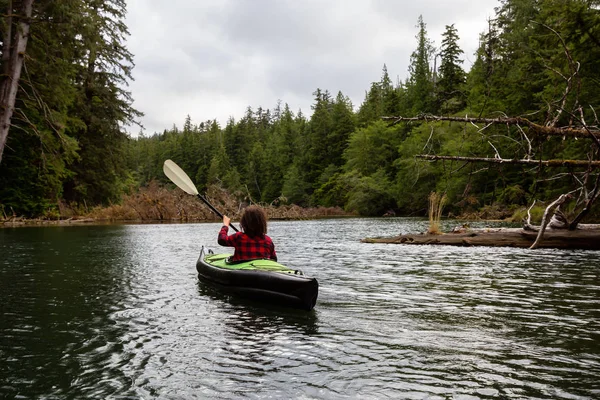 Fille Kayak Dans Une Rivière Par Une Journée Nuageuse Été — Photo
