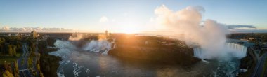 Güzel hava panoramik Niagara Falls canlı gün doğumu sırasında. Toronto, Ontario, Kanada bulunan.