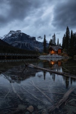Bir kabin içinde belgili tanımlık geçmiş bir buzul Gölü ile Kanada Rocky Dağları yakınındaki güzel manzarasına. Emerald Gölü, British Columbia, Kanada alınan.