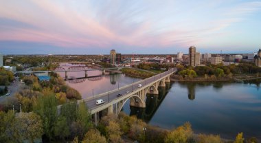 Sonbahar sezonu canlı bir gündoğumu sırasında Saskatchewan Nehri üzerinde gidiş bir köprü hava panoramik manzaralı. Saskatoon, Sk, Kanada'da alınan.