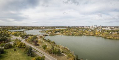 Sonbahar sezonu canlı bir gün boyunca hava panoramik görünümünü Wascana Gölü. Regina, Saskatchewan, Kanada içinde alınan.
