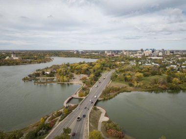 Sonbahar sezonu canlı bir gün boyunca hava görünümünü Wascana Gölü. Regina, Saskatchewan, Kanada içinde alınan.