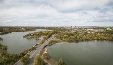Sonbahar sezonu canlı bir gün boyunca hava panoramik görünümünü Wascana Gölü. Regina, Saskatchewan, Kanada içinde alınan.
