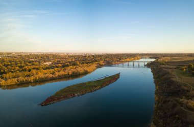 Sonbahar sezonu canlı bir gündoğumu sırasında hava panoramik görünümünü Saskatchewan Nehri. Saskatoon, Sk, Kanada'da alınan.