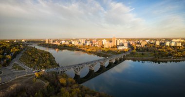Sonbahar sezonu canlı bir gündoğumu sırasında Saskatchewan Nehri üzerinde gidiş bir köprü hava panoramik manzaralı. Saskatoon, Sk, Kanada'da alınan.