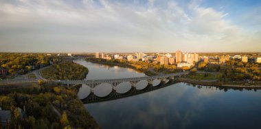 Sonbahar sezonu canlı bir gündoğumu sırasında Saskatchewan Nehri üzerinde gidiş bir köprü hava panoramik manzaralı. Saskatoon, Sk, Kanada'da alınan.