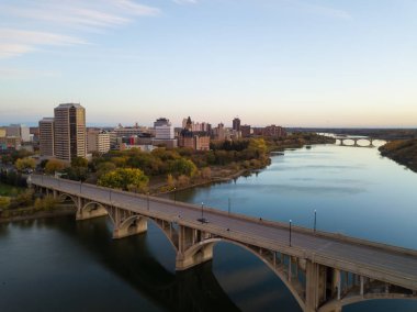 Sonbahar sezonu canlı bir gündoğumu sırasında Saskatchewan Nehri üzerinde gidiş köprü havadan görünümü. Saskatoon, Sk, Kanada'da alınan.