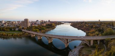 Sonbahar sezonu canlı bir gündoğumu sırasında Saskatchewan Nehri üzerinde gidiş bir köprü hava panoramik manzaralı. Saskatoon, Sk, Kanada'da alınan.