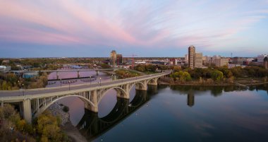 Sonbahar sezonu canlı bir gündoğumu sırasında Saskatchewan Nehri üzerinde gidiş bir köprü hava panoramik manzaralı. Saskatoon, Sk, Kanada'da alınan.