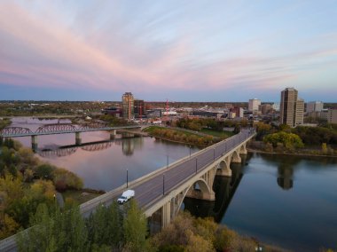 Sonbahar sezonu canlı bir gündoğumu sırasında Saskatchewan Nehri üzerinde gidiş köprü havadan görünümü. Saskatoon, Sk, Kanada'da alınan.