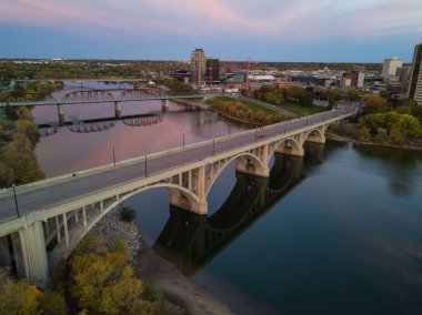 Sonbahar sezonu canlı bir gündoğumu sırasında Saskatchewan Nehri üzerinde gidiş köprü havadan görünümü. Saskatoon, Sk, Kanada'da alınan.
