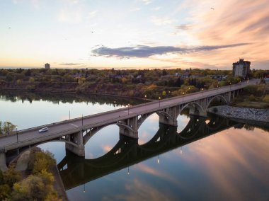 Sonbahar sezonu canlı bir gündoğumu sırasında Saskatchewan Nehri üzerinde gidiş köprü havadan görünümü. Saskatoon, Sk, Kanada'da alınan.