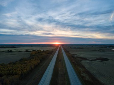 Otoyol Prairies canlı bir bulutlu gün batımı sırasında hava görünümünü. Edmonton, Alberta, Kanada doğusunda alınan.