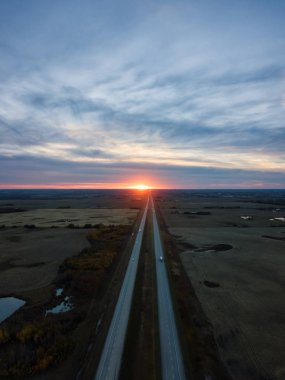 Otoyol Prairies canlı bir bulutlu gün batımı sırasında hava görünümünü. Edmonton, Alberta, Kanada doğusunda alınan.