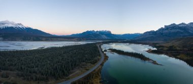 Hava panoramik manzaralı bir yol içinde güzel bir Kanada manzara canlı gün doğumu sırasında dikkat çekici. Jasper, Alberta, Kanada alınan.