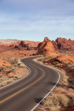 Doğal görünümü bir bulutlu ve güneşli gün boyunca çölde yolda. Valley of Fire State Park, Nevada, Amerika Birleşik Devletleri'nde çekilen.