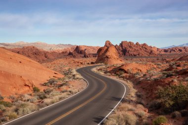 Doğal görünümü bir bulutlu ve güneşli gün boyunca çölde yolda. Valley of Fire State Park, Nevada, Amerika Birleşik Devletleri'nde çekilen.
