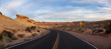 Güzel panoramik bulutlu gün doğumu sırasında Çöl manzaralı yol. Valley of Fire State Park, Nevada, Amerika Birleşik Devletleri'nde çekilen.
