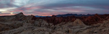 Bulutlu gün doğumu sırasında güzel panoramik Amerikan manzara. Valley of Fire State Park, Nevada, Amerika Birleşik Devletleri'nde çekilen.