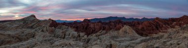 Bulutlu gün doğumu sırasında güzel panoramik Amerikan manzara. Valley of Fire State Park, Nevada, Amerika Birleşik Devletleri'nde çekilen.