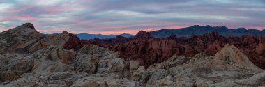 Bulutlu gün doğumu sırasında güzel panoramik Amerikan manzara. Valley of Fire State Park, Nevada, Amerika Birleşik Devletleri'nde çekilen.