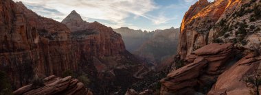 Güzel hava panoramik manzaralı bir kanyonun canlı bir güneşli gün batımı sırasında. Zion National Park, Utah, Amerika Birleşik Devletleri'nde çekilen.