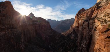 Güzel hava panoramik manzaralı bir kanyonun canlı bir güneşli gün batımı sırasında. Zion National Park, Utah, Amerika Birleşik Devletleri'nde çekilen.