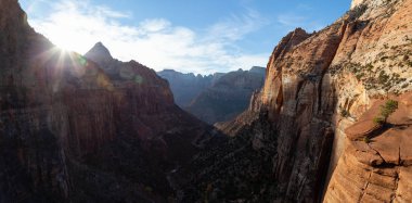 Güzel hava panoramik manzaralı bir kanyonun canlı bir güneşli gün batımı sırasında. Zion National Park, Utah, Amerika Birleşik Devletleri'nde çekilen.