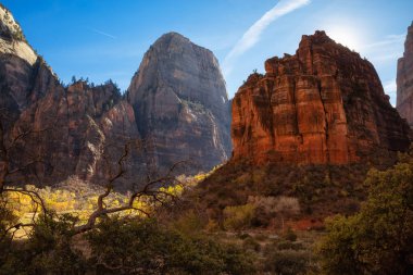 Güzel manzaralı bir güneşli gün boyunca kanyonda dağ doruklarına. Zion National Park, Utah, Amerika Birleşik Devletleri'nde çekilen.