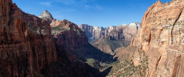 Güzel hava manzaralı bir kanyonun canlı bir güneşli gün boyunca. Zion National Park, Utah, Amerika Birleşik Devletleri'nde çekilen.