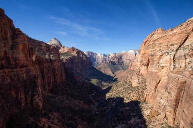 Güzel hava manzaralı bir kanyonun canlı bir güneşli gün boyunca. Zion National Park, Utah, Amerika Birleşik Devletleri'nde çekilen.