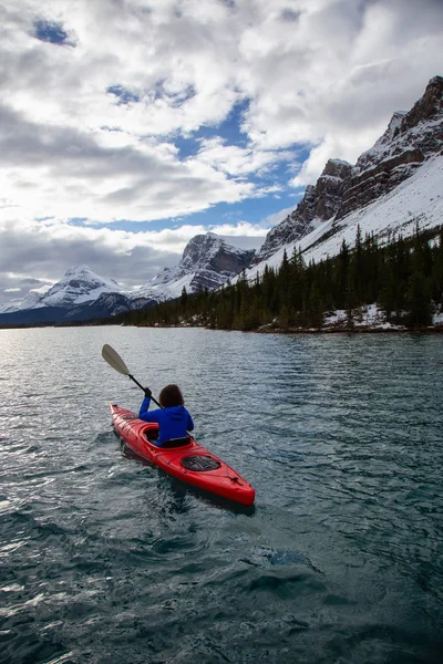 Авантюристская Девушка Плавает Каяке Ледниковом Озере Окружении Канадских Скалистых Гор — стоковое фото