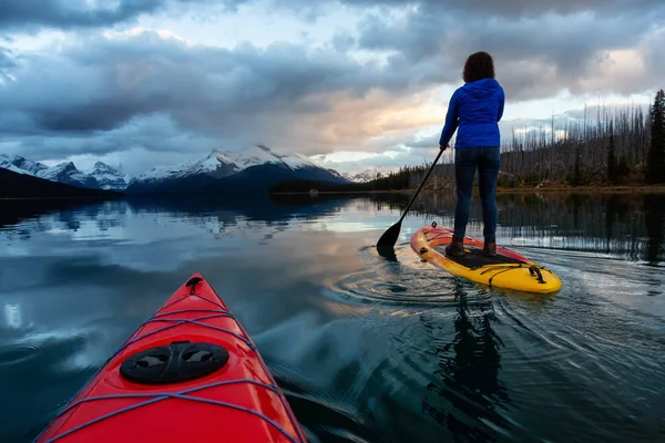 Girl Paddle Embarque Tranquilo Tranquilo Lago Glaciar Durante Una Vibrante —  Fotos de Stock