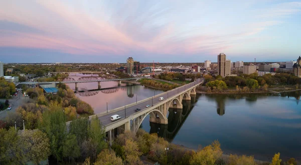 Vista Panorâmica Aérea Uma Ponte Que Atravessa Rio Saskatchewan Durante — Fotografia de Stock