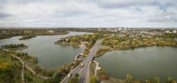 秋のシーズンの活気に満ちた日中ワスカナ湖の空中パノラマの景色 Regina サスカチュワン カナダでの撮影 — ストック写真