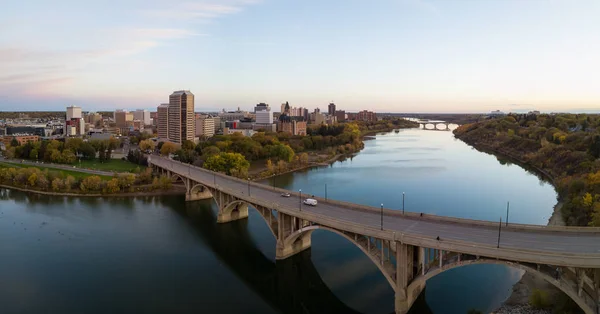 Vista Panorâmica Aérea Uma Ponte Que Atravessa Rio Saskatchewan Durante — Fotografia de Stock