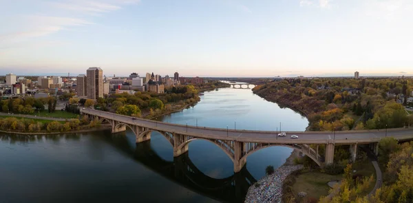 Vista Panorâmica Aérea Uma Ponte Que Atravessa Rio Saskatchewan Durante — Fotografia de Stock