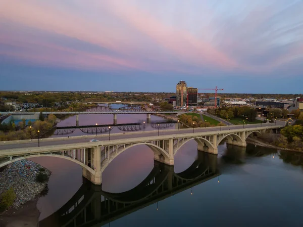 Vista Aérea Uma Ponte Que Atravessa Rio Saskatchewan Durante Nascer — Fotografia de Stock