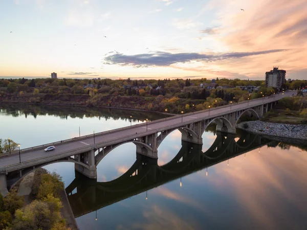 Vista Aérea Uma Ponte Que Atravessa Rio Saskatchewan Durante Nascer — Fotografia de Stock