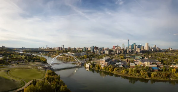 Güneşli bir gün boyunca güzel modern şehrin havadan panoramik görünümü. Edmonton, Alberta, Kanada içinde alınan.