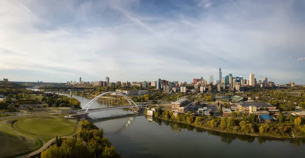 Letecký Panoramatický Pohled Krásné Moderní Město Během Slunečného Dne Přijata — Stock fotografie