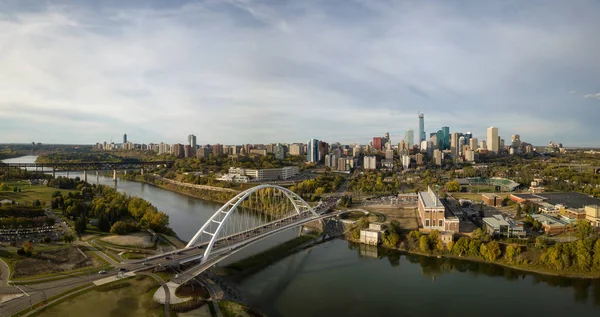 Güneşli bir gün boyunca güzel modern şehrin havadan panoramik görünümü. Edmonton, Alberta, Kanada içinde alınan.