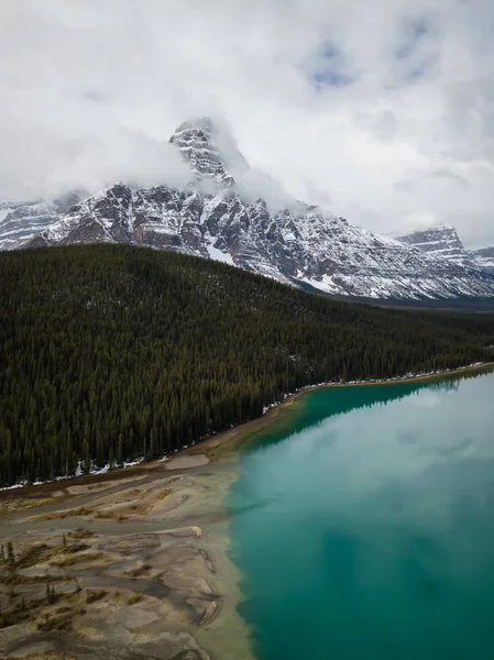 Vista Panoramica Aerea Lago Ghiacciato Circondato Dalle Montagne Rocciose Canadesi — Foto Stock