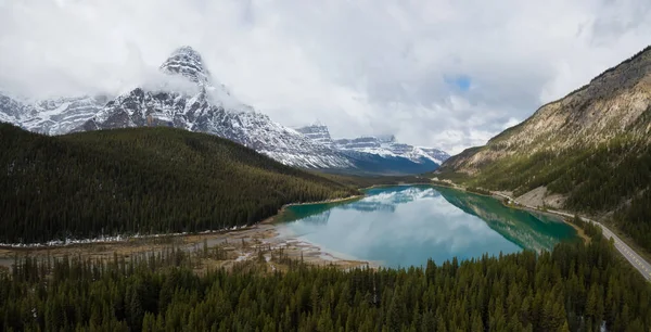 Vista Panorámica Aérea Lago Glaciar Rodeado Montañas Rocosas Canadienses Durante — Foto de Stock