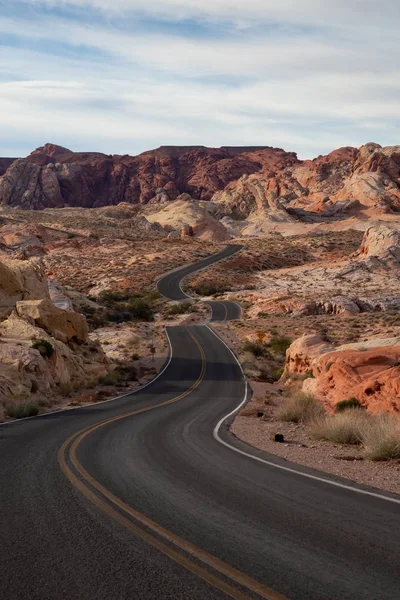 Vue Panoramique Sur Route Dans Désert Par Une Journée Nuageuse — Photo